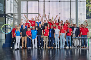 Bayer-CEO Bill Anderson mit den Sportlerinnen und Sportlern der Bayer-Vereine. Foto: Bayer AG