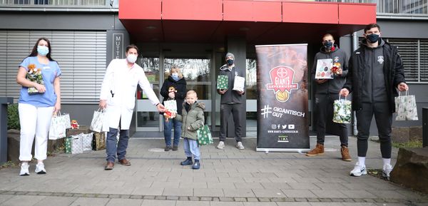Die BAYER GIANTS haben dem Klinikum Leverkusen und vor allem dem kleinen David eine große Freude bereitet. Foto: Pulsfort