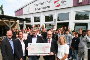 von links: Jürgen Beckmann (Bayer AG), Steffi Nerius (Sportinternat Leverkusen), Klaus Beck (TSV Bayer 04 Leverkusen), Rainer Schwarz (Sparkasse Leverkusen), Jutta Wellmann (Landrat-Lucas-Gymnasium).