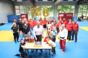 TSV-Vorsitzender Klaus Beck schneidet die Geburtstagstorte an. Fotos: Pulsfort
