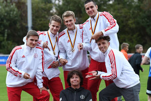 Große Freude über den Deutschen Meistertitel in der U20-Mannschaftswertung zeigten die Leverkusener Zehnkämpfer (von links) Lauritz Kobor, Felix Füermann, Lennart Diego Schmitz, Camillo Dünninger und Tamer Kalfouni sowie Trainerin Ingrid Thyssen.