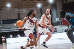 Waren die beiden effektivsten GIANTS zum Aufakt: Donte Nicholas (mit Ball) und Dennis Heinzmann (im Hintergrund) / Foto: Nils Althoff