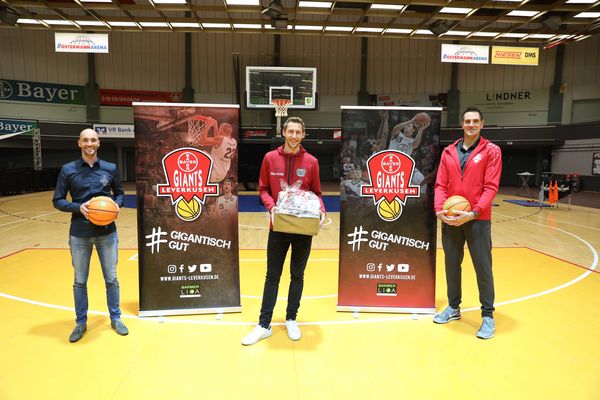 Basketball-Geschäftsführer Henrik Fronda, Stefan Kießling und GIANTS-Headcoach Hansi Gnad (v.l.). Foto: Pulsfort