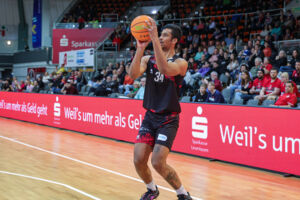 Latrell Großkopf empfängt mit seinen Teamkollegen den Tabellenletzten aus Ibbenbüren / Foto: Frank Fankhauser