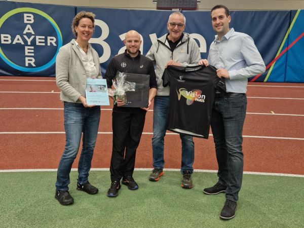 Noah Bodelier (2.v.l.) mit Steffi Nerius (TSV Bayer 04), Horst Schlüter (OSP Rheinland) und Marco Walter (Landrat-Lucas-Gymnasium,  v.l.). Foto: Graedtke