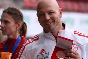 Markus Esser mit der Bronze-Medaille von der WM in Helsinki 2005. Foto: Heuser