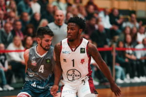 Xavier Bishop und die BAYER GIANTS hatten gegen die Uni Baskets Paderborn das Nachsehen / Foto: Uni Baskets Paderborn