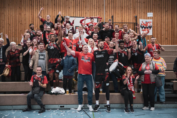Zusammen feierten Fans und Team den Sieg in Herford / Foto: Nils Althoff