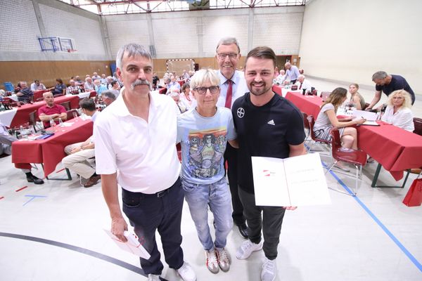 TSV-Vorsitzender Klaus Beck mit Ehrenmitglied Heinrich Popow sowie den scheidenden Trainern Renate Wolf und Achim Kuczmann.