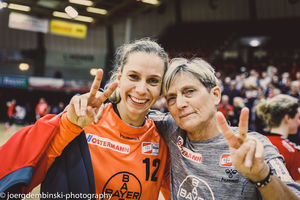 Ein letztes Mal wollen Torhüterin Katja Kramarczyk und Trainerin Renate Wolf gemeinsam jubeln. Foto: Dembinski