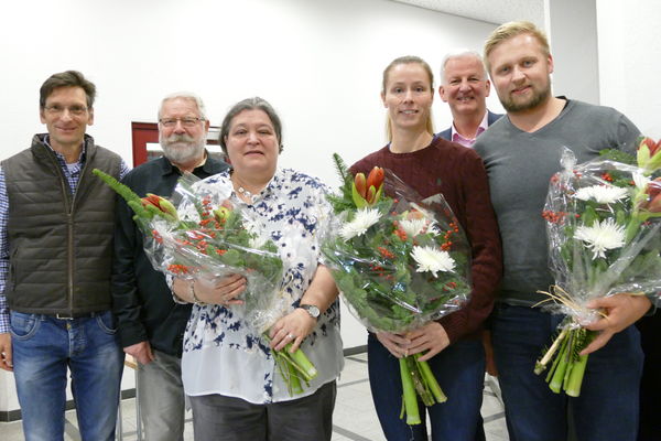 Dr. Frank Kobor (li.) und Ralf Schneider (2. Von re.) ehrten Karl-Heinz und Majo Golomski, Katharina Molitor und Paul Hützen.