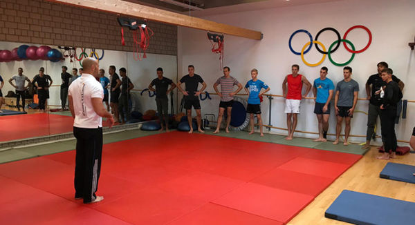 Konkret auf das Stabhochsprung-Training zugeschnittene Koordinations- und Stabilisationsübungen demonstrierte der renommierte Physiotherapeut Roman Jahoda aus Salzburg.