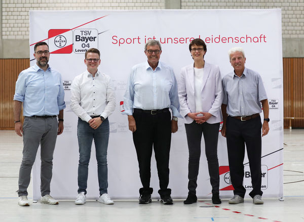 Der Vorstand des TSV Bayer 04 (v.l.): Helmut Schaefer, Martin Eckardt, Klaus Beck, Anne Wingchen, Dr. Heinz Bahnmüller