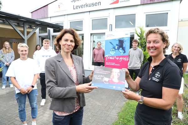 Anke Feller (links) überreichte Steffi Nerius die Plakette der Sportstiftung NRW. Foto: Pulsfort