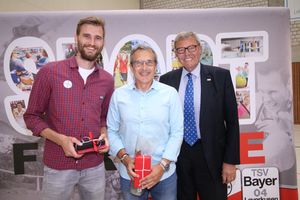 Europameister Mateusz Przybylko und sein Trainer Hans-Jörg Thomaskamp wurden vom TSV-Vorsitzenden Klaus Beck ausgezeichnet. Fotos: Heuser