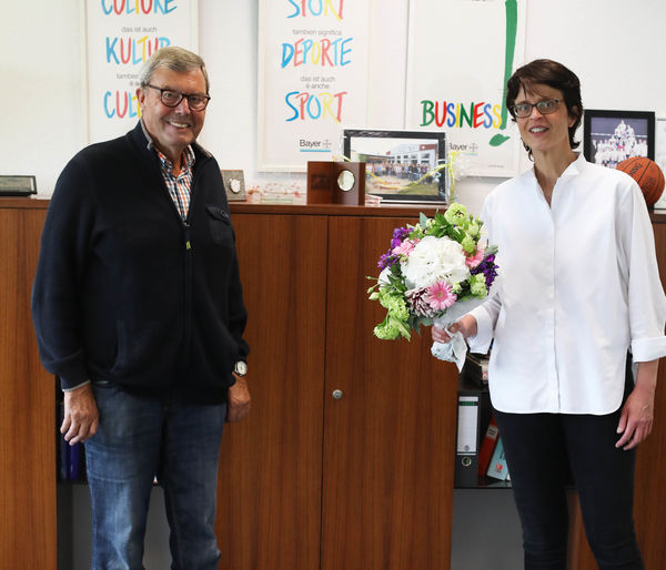 TSV-Vorsitzender Klaus Beck gratulierte Anne Wingchen zum 25-jährigen Dienstjubiläum. Foto: Pulsfort