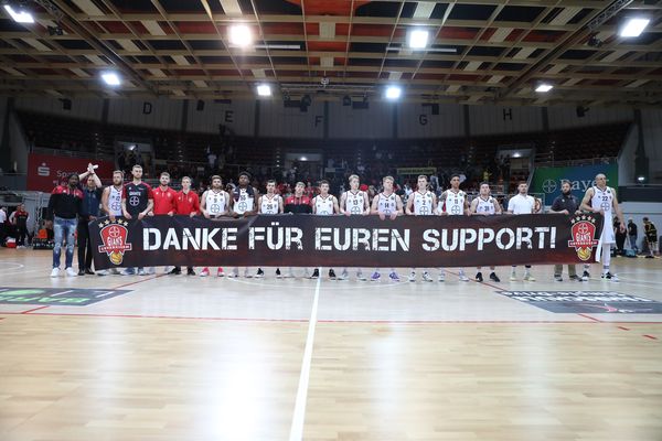 "Danke für Euren Support", sagen die BAYER GIANTS Leverkusen / Foto: Oliver Heuser